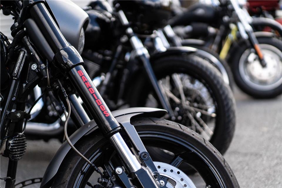 Mit Blick auf die Eröffnung eines neuen Clubhauses der Rockergruppe Bandidos-MC hat die Polizei in Cuxhaven zahlreiche Personen kontrolliert. (Symbolbild)Jonas Güttler/dpa