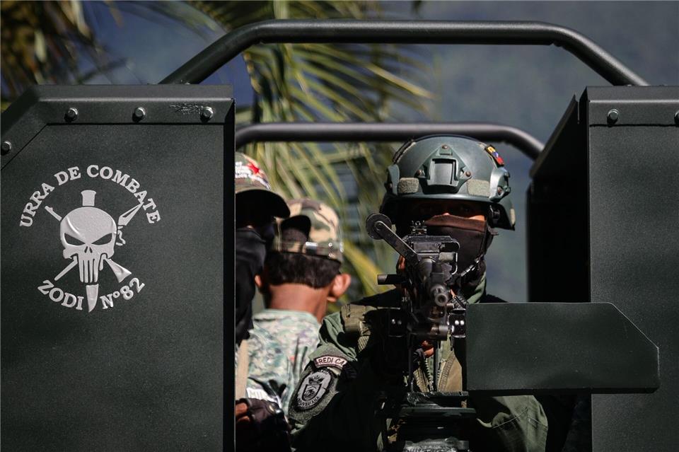 Mit Blick auf die angespannte Lage mit den USA lässt Venezuela Zivilisten für Milizeinheiten vereidigen.Jesus Vargas/dpa