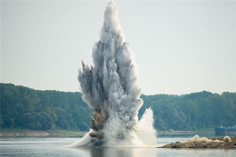 Mit Bums gegen Niedrigwasser: In der Donau in Rumänien werden Felsen gesprengt, um die Wasserzufuhr zu einem Kernkraftwerk zu sichern. Andreea Alexandru/AP/dpa