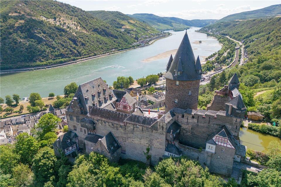 Mit Burgen und Festungen sind die Ufer des Rheins bebaut: Burg Stahleck bei Bacharach.Boris Roessler/dpa/dpa-tmn