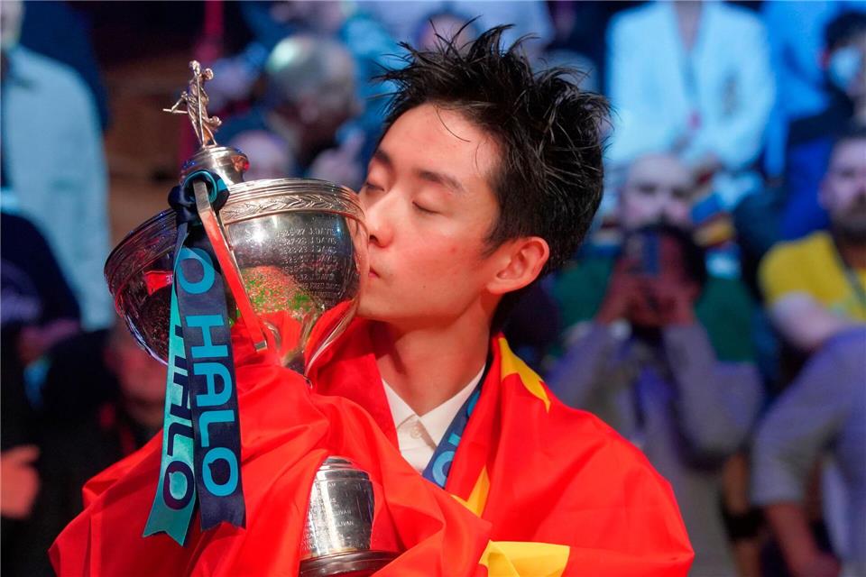 Mit China-Flagge und Pokal: Weltmeister Wu Yize.Ian Hodgson/AP/dpa
