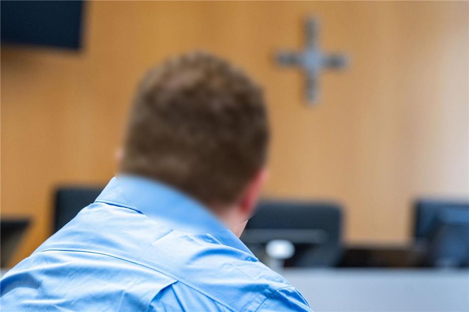 Eigene Oma angezündet - Haftstrafe für Totschlag  Mit Desinfektionsmittel als Brandbeschleuniger zündete ein 33-Jähriger in Landshut nach Überzeugung der Richter die Haare seiner pflegebedürftigen Großmutter an. Die Seniorin erlag knapp vier Wochen nach der Tat ihren Verletzungen. Jetzt ist der Mann verurteilt worden.Armin Weigel/dpa