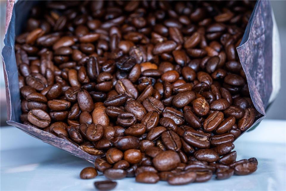 Mit Diebesgut in Form von unter anderem 200 Packungen Kaffee sind mutmaßliche Langfinger im Landkreis Miltenberg gestellt worden. (Symbolbild)Jens Büttner/dpa