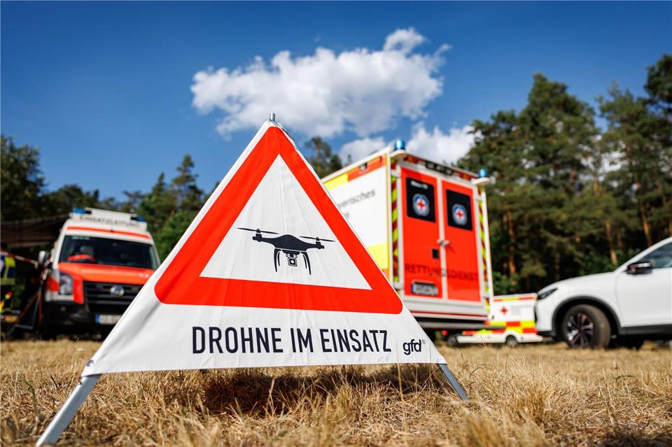 Mit Drohnen machten sich die Einsatzkräfte ein Bild von der Lage. Daniel Karmann/dpa
