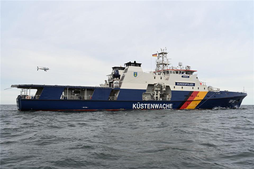 Mit Drohnen, wie hier über der „Bamberg“, kann die Bundespolizei nach Umweltsündern auf See suchen. (Symbolbild)Lars Penning/dpa