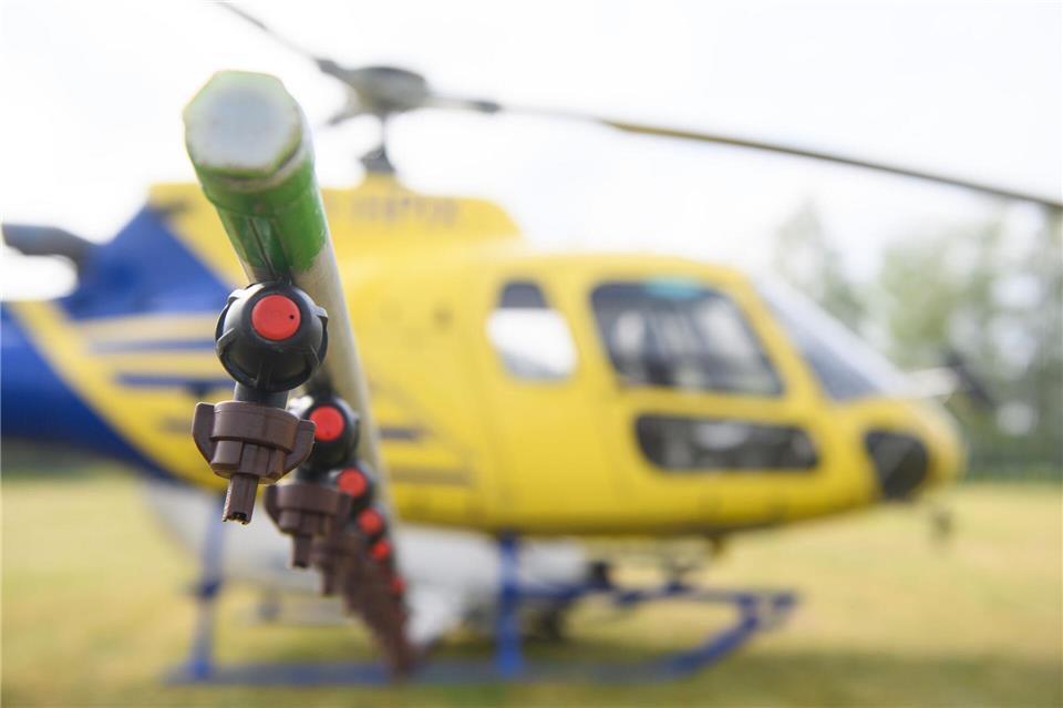 Mit Düsen sprüht ein Hubschrauber ein Bekämpfungsmittel auf Gebiete, die vom Eichenprozessionsspinner befallen sind. (Archivbild) Klaus-Dietmar Gabbert/dpa