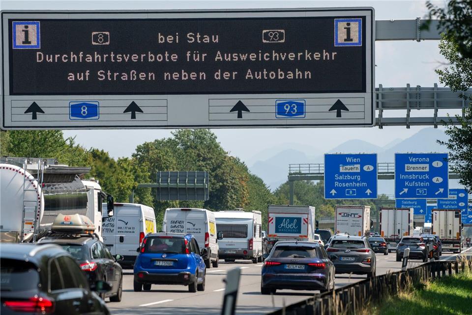 Mit Durchfahrtsverboten auf Nebenstrecke wollen Kommunen den Verkehr reduzieren, der an verkehrsreichen Tagen durch ihre Ortschaften fließt und dort ebenfalls für Stau sorgt.picture alliance/dpa