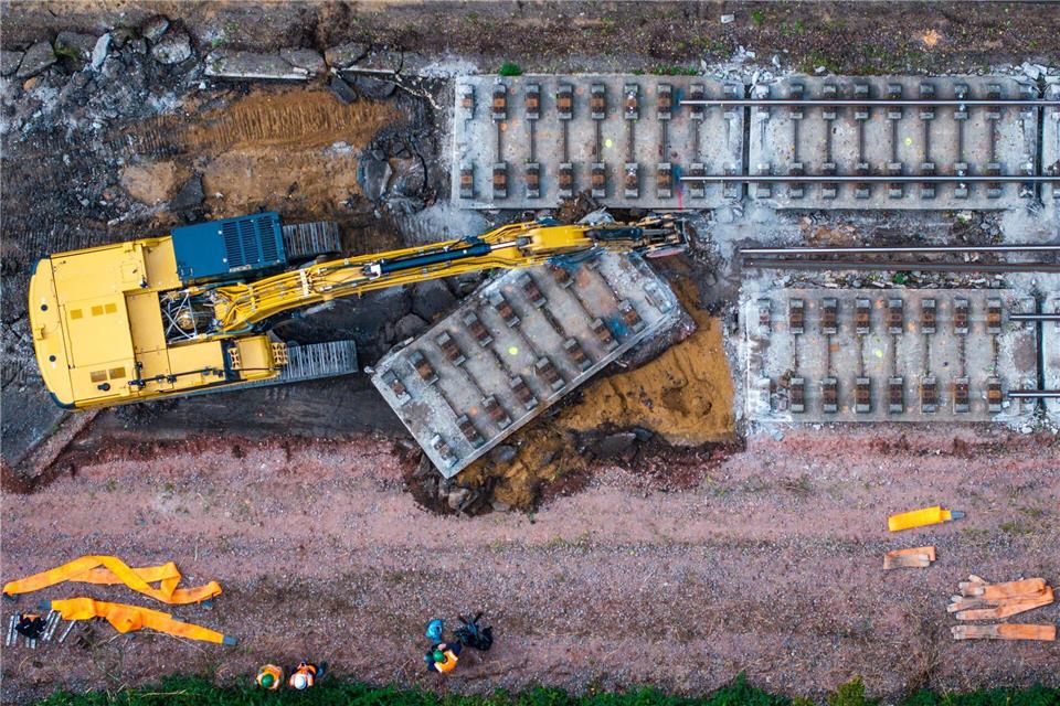 Mit Dutzenden Generalsanierungen will die Bahn das überalterte Schienennetz grundsanieren - doch das Konzept hat viele Gegner. (Archivbild)Jens Büttner/dpa