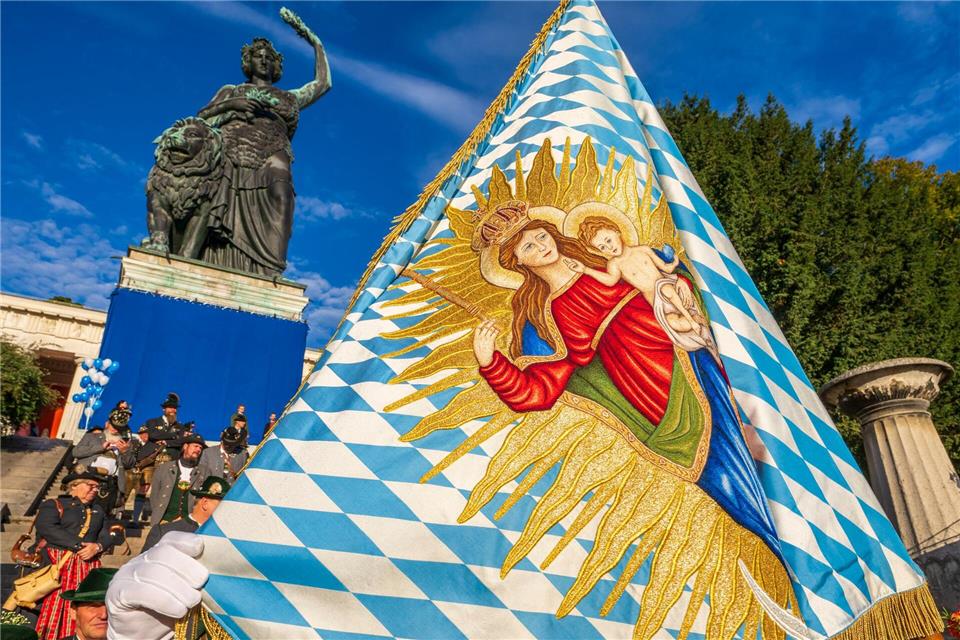Mit Eichenkranz, Schwert und Löwe steht die Schutzpatronin Bayerns für Ruhm, Kraft und Ehre des Freistaats.Peter Kneffel/dpa