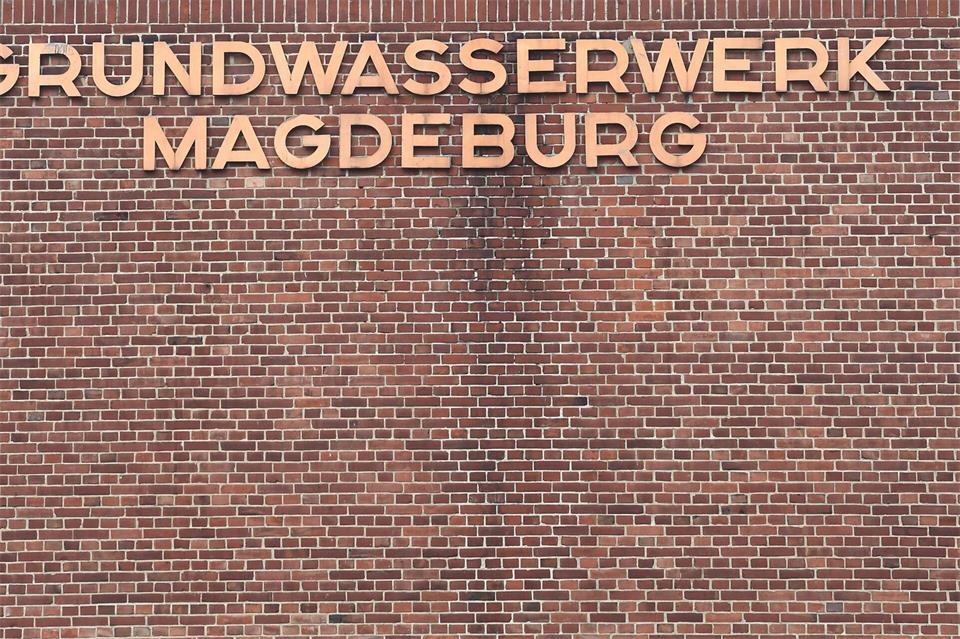 Mit Elbwasser soll die Trinkwasserversorgung im Raum Magdeburg langfristig gesichert werden. (Symbolbild) picture alliance / dpa