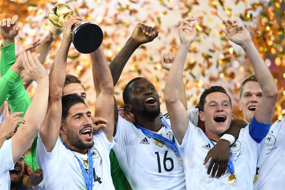 Mit Emre Can (l.) und Julian Draxler (r.) bejubelt Rüdiger (m.) den Gewinn des Confed Cups 2017. (Archivbild) picture alliance / Marius Becker/dpa