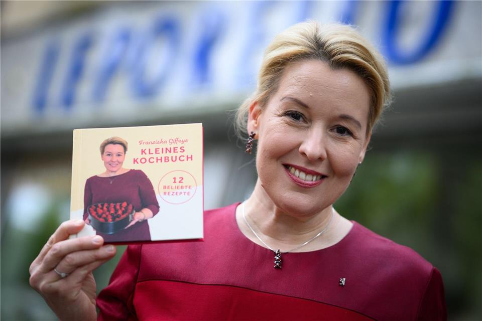 Mit Erdbeer-Kuchen auf dem Cover ihres Kochbuches: Berlins Wirtschaftssenatorin Franziska Giffey.Bernd von Jutrczenka/dpa