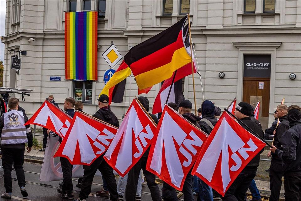 CSD in Cottbus: Hunderte feiern unter Polizeibegleitung  Mit Fahnen der rechtsextremen Jugendorganisation „Junge Nationalisten“: Die rechte Szene protestiert gegen den Christopher Street Day in Cottbus.Frank Hammerschmidt/dpa