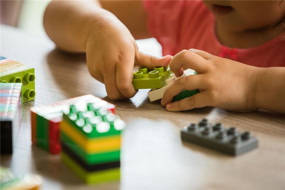 Mit Fantasie und Geschicklichkeit wird aus ein paar Plastiksteinen ein Wunderwerk - am besten ganz ohne Elternhilfe!picture alliance / dpa-tmn