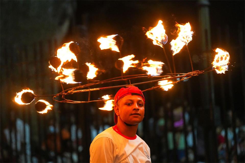 Mit Feuer auf dem Kopf: Ein Darsteller nimmt bei einer Prozession zum Esala-Perahera-Fest teil.Thilina Kaluthotage/XinHua/dpa