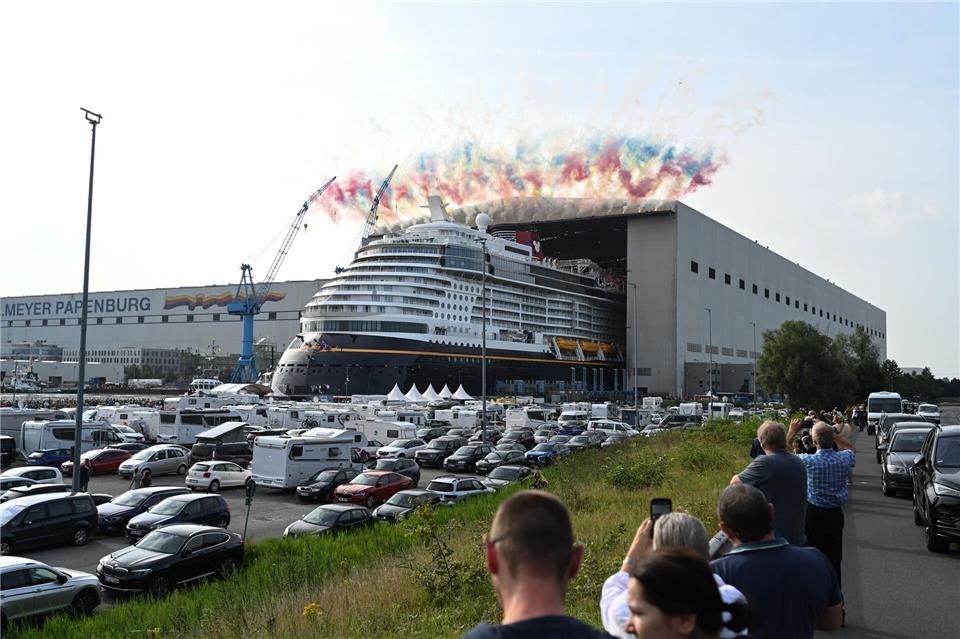 Mit Feuerwerk hat die „Disney Destiny“ am Samstag die Werft-Bauhalle verlassen.Lars Penning/dpa