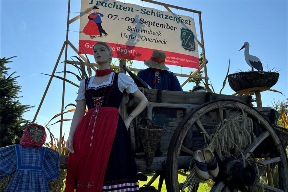Mit Figuren, Karren und Schildern wird aufs Fest hingewiesen.