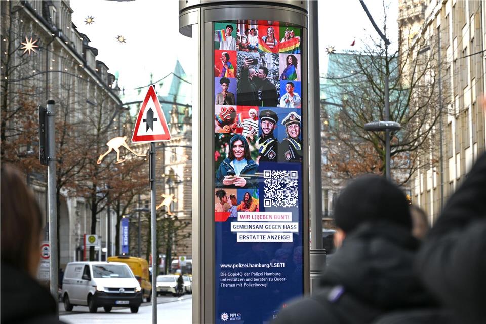 Mit Fotos von queeren Menschen und dem Schriftzug „Gemeinsam gegen Hass! Erstatte Anzeige!“ rufen die Motive zur Meldung von queerfeindlichen Straftaten auf.Niklas Graeber/dpa