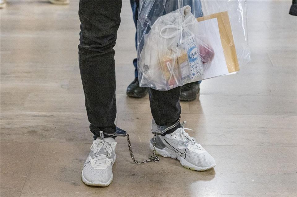 Mit Fußfesseln wir der Angeklagte ins Gericht gebracht.Armin Weigel/dpa