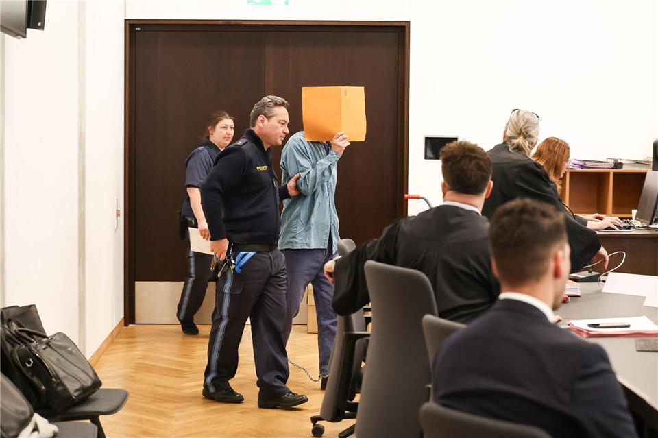 Mit Fußfesseln wird der Angeklagte in den Sitzungssaal des Landgerichts Nürnberg-Fürth gebracht. Daniel Löb/dpa