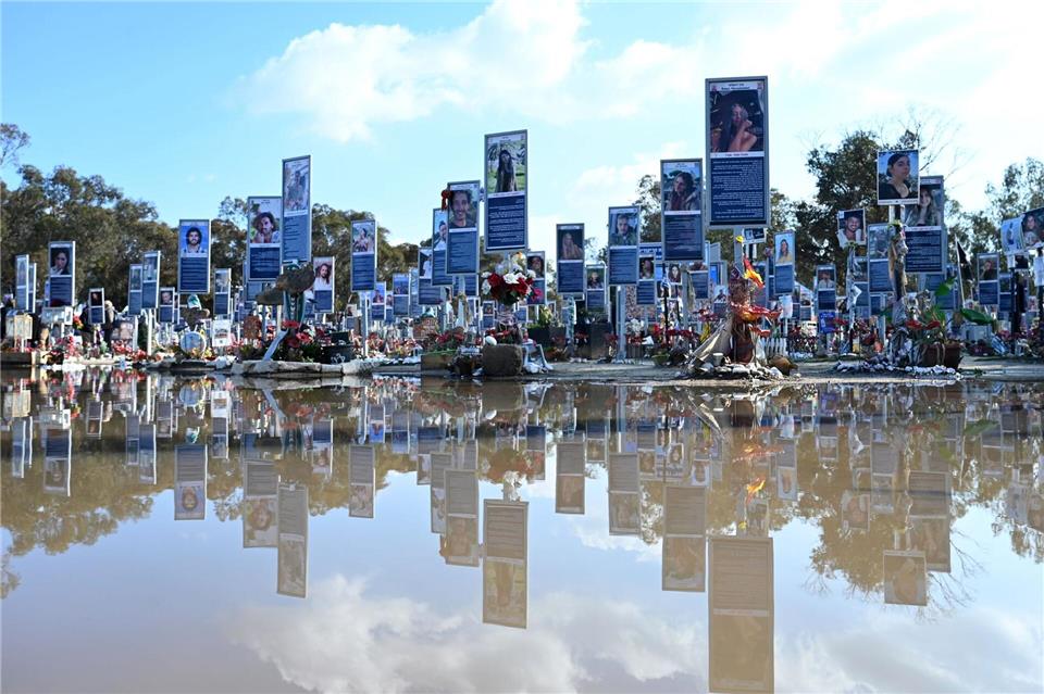 Mit Gedenktafeln wird an die Opfer erinnert.Elisa Schu/dpa