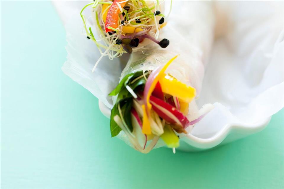 Mit Gemüse gefüllte Reispapierrollen bieten sich als Fingerfood gut zum Mitbringen für ein Buffet an.Manuela Rüther/dpa-tmn
