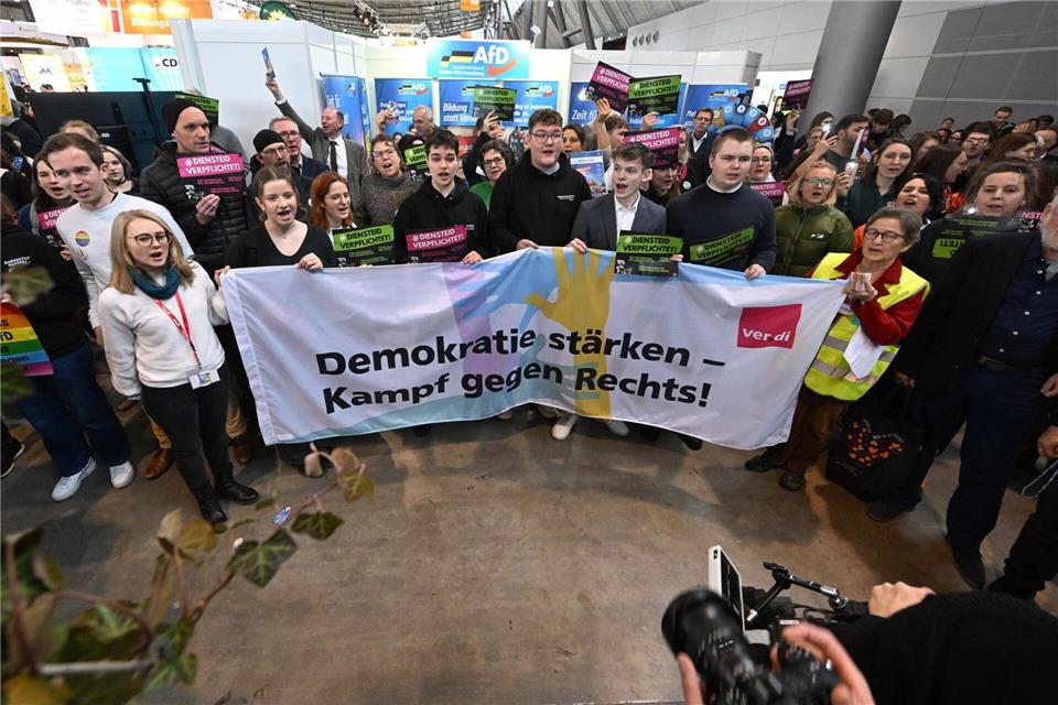 Mit Gesang, Transparenten und Parolen haben Demonstranten gegen den Stand der AfD auf der Bildungsmesse Didacta in Stuttgart demonstriert.Bernd Wei�brod/dpa
