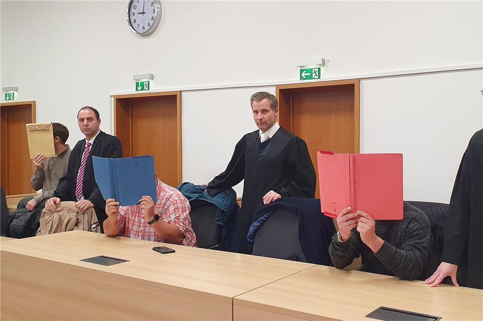 Mit Geständnissen hat der Prozess um die illegale Entsorgung von Löschschaum in Krefeld begonnen.Martin Höke/dpa