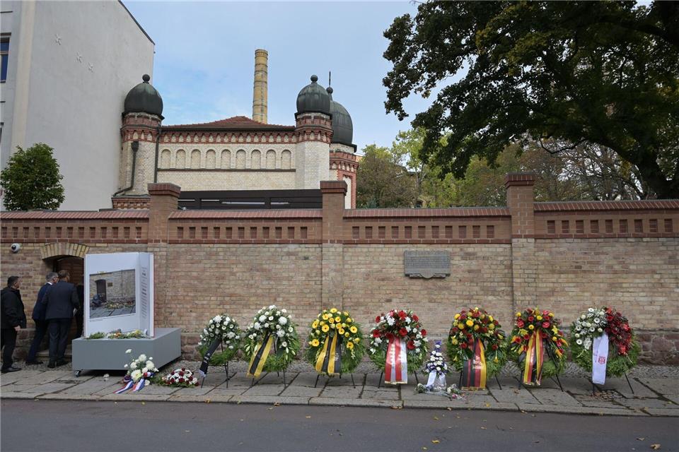 Mit Glockenläuten, Gebeten und einem stillen Gedenkrundgang erinnert Halle an die Opfer des Anschlags von 2019. (Archivbild)Heiko Rebsch/dpa