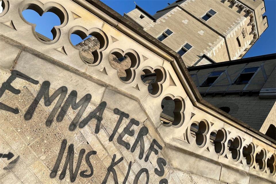 Mit Graffiti am Bayenturm mit der „Emma“-Redaktion protestieren Unbekannte gegen Alice Schwarzers Haltung zu Transmenschen. (Archivbild)Christoph Driessen/dpa