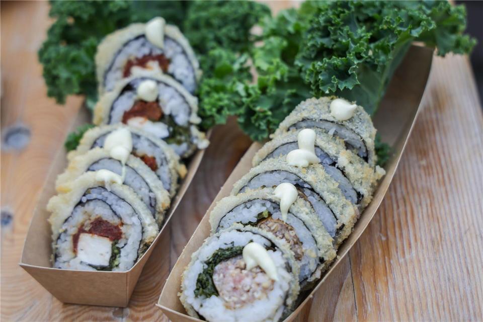 Mit Grünkohl-Sushi geht es in Oldenburg auch experimenteller zu.Focke Strangmann/dpa