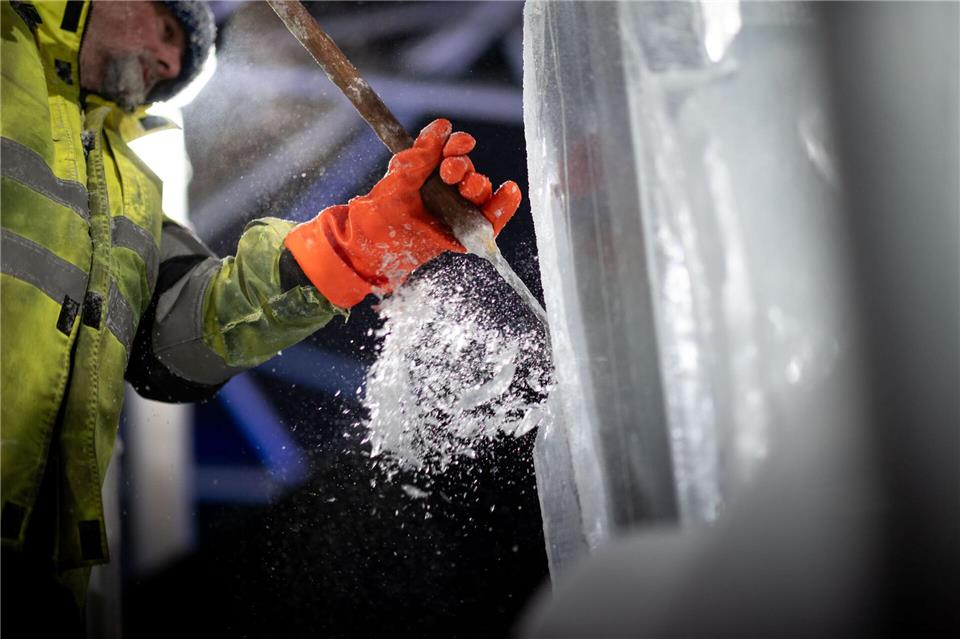Mit Hammer und Meißel bearbeitet Künstler Martin de Zoete eine Eisskulptur.Fabian Strauch/dpa