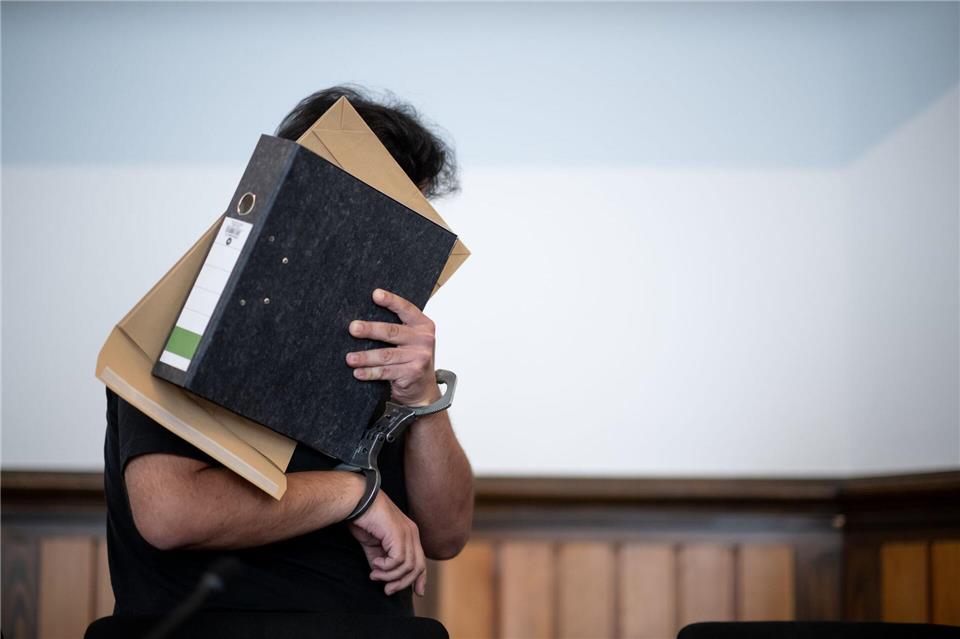 Mit Handschellen wurde der Angeklagte in den Saal geführt. Die Staatsanwaltschaft wirft ihm vor, als falscher Notfallsanitäter für den Tod eines Patienten verantwortlich zu sein. Fabian Strauch/dpa