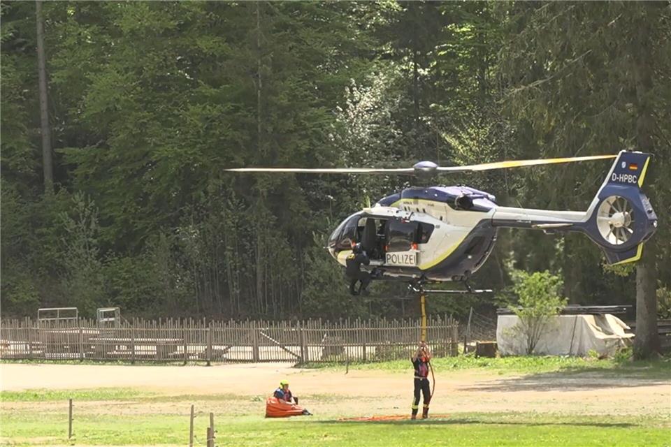 Mit Helikoptern wird versucht, den Brand aus der Luft zu löschen.Gabriel Neumayr/dpa