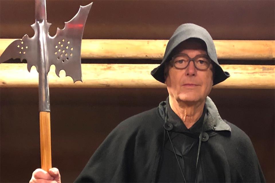Mit Hellebarde und Signalhorn wird der Nachtwächter durch den Wald führen.
