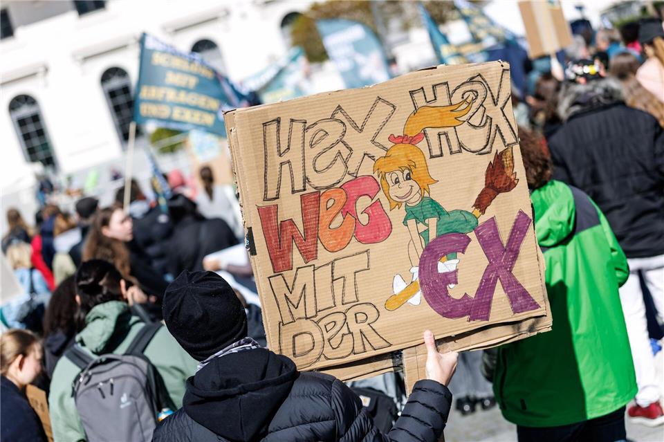 Petition gegen unangekündigte Tests vor Übergabe Mit „Hex hex, weg mit der Ex“ stand auf einem Plakat. Matthias Balk/dpa