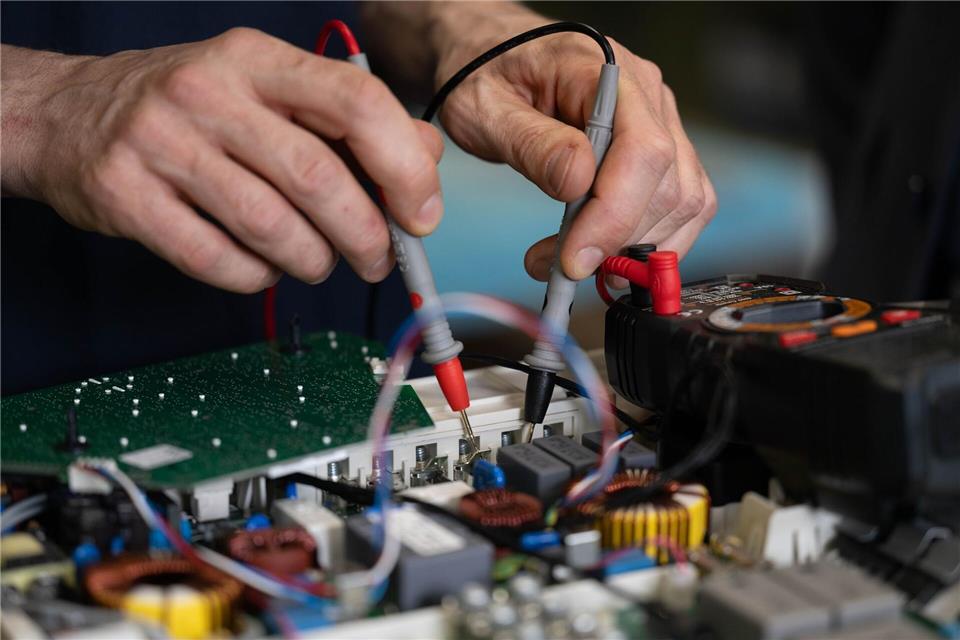 Mit Hilfe des Reparaturbonus können Haushalte Geld sparen, wenn sie Elektrogeräte reparieren lassen statt sie auszutauschen. (Symbolbild)Hendrik Schmidt/dpa