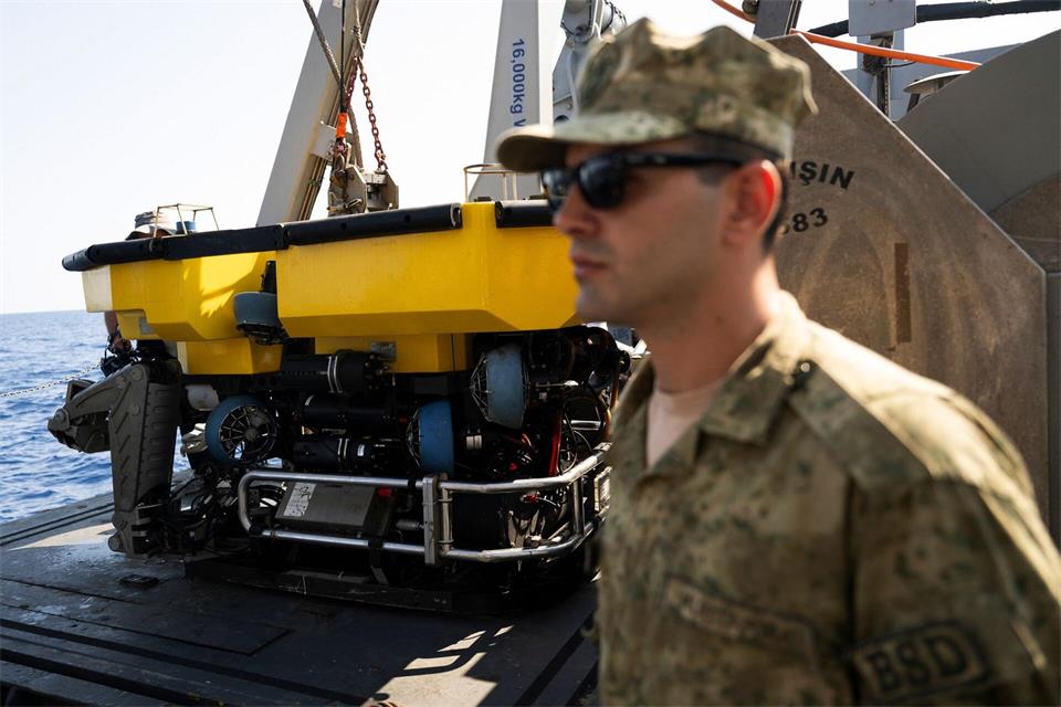 Mit Hilfe des türkischen Schiffes TCG Isin (A-583) soll das Wrack des am Sonntag gesunkenen Katamarans untersucht werden.Nedim Enginsoy/AP/dpa