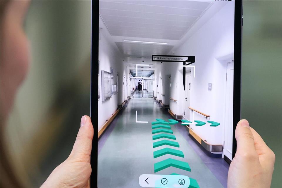 Mit Hilfe einer App kann der Patient in Zukunft durch das Krankenhaus navigieren und seine nächstens Station leichter finden.Jan Woitas/dpa