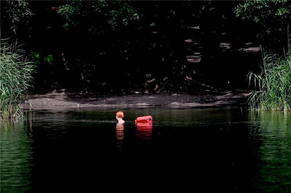 Mit Hilfe einer Rettungsboje haben drei Ersthelfer eine Schwimmerin in Not aus einem See gezogen. (Symbolbild)Britta Pedersen/dpa