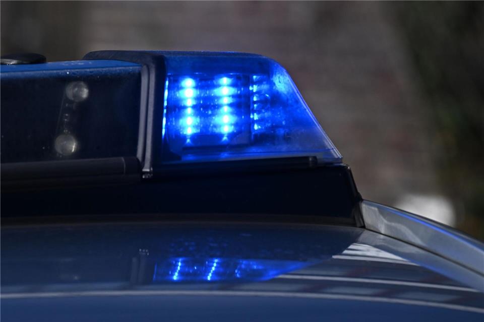 Mit Hilfe eines Passanten hat die Polizei am Ratzeburger See eine 79 Jahre alte Frau gerettet. Sie war bei einem Spaziergang in die morastige Schilfzone am Seeufer geraten. (Symbolbild)Bernd Wei�brod/dpa