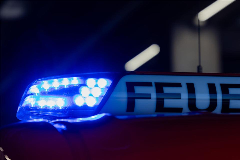 Mit Hilfe von Baggern wird der brennende Schrott nach und nach abgelöscht. (Symbolbild)Rolf Vennenbernd/dpa