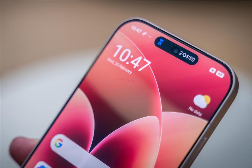 Mit „Hyper Island“ hat Xiaomi seine eigene Version von Apples „Dynamic Island“ entwickelt - eine Funktion, die die Selfie-Kamera geschickt verbirgt und es ermöglicht, laufende Aktivitäten wie Musik-Wiedergabe, Timer, das Laden des Akkus und Updates von Fahrdiensten im Blick zu behalten.Zacharie Scheurer/dpa-tmn