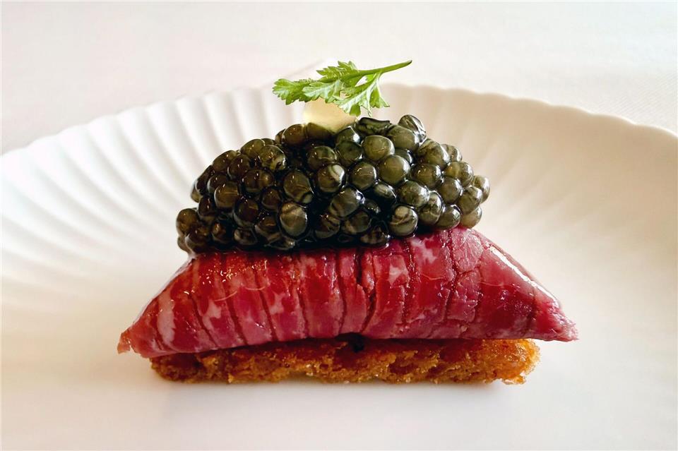 Mit „Imperial Beluga Caviar“ interpretiert: Labskaus als kleine Praline.Carola Frentzen/dpa-tmn