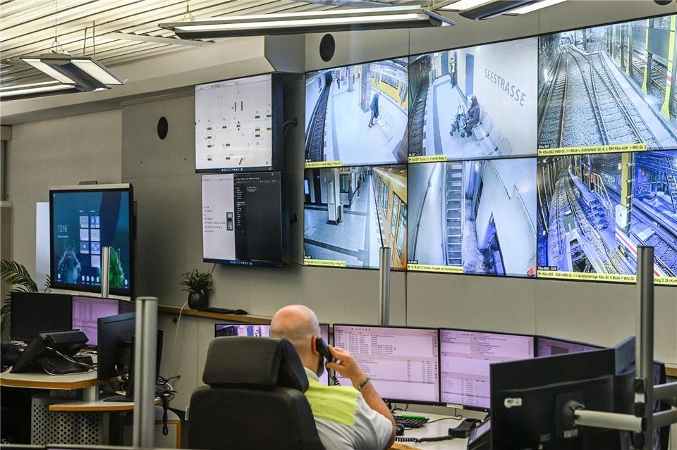 Mit KI-gestützter Videotechnik soll die Sicherheitsüberwachung an Bahnhöfen in der Sicherheitsleitstelle der BVG künftig einfacher werden.Jens Kalaene/dpa