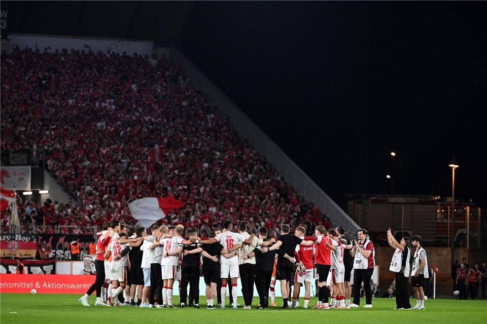 Mit Kampfgeist und Zusammenhalt will RWE in die 2. Bundesliga.Federico Gambarini/dpa