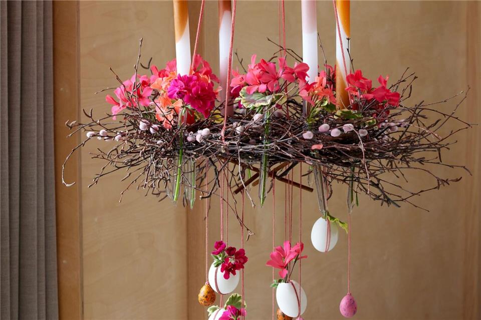 Inspiration für Ostern: Mit Blüten den Frühling begrüßen Mit Kerzen, Blüten und Weidenzweigen: Ein Kronleuchter aus Metall lässt sich in einen hängenden Osterschmuck für die Festtafel verwandeln.Mette Krull/Pelargonium for Europe/dpa-tmn