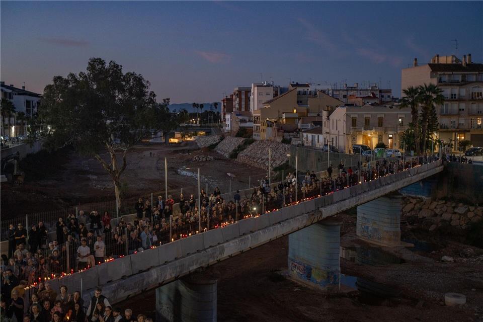 Bilder des Tages  Mit Kerzen in Händen bilden Teilnehmer einer Gedenkveranstaltung eine Menschenkette in Paiporta in der Region Valencia, um an die Opfer der Flutkatastrophe vom Oktober 2024 zu erinnern. Jorge Gil/EUROPA PRESS/dpa