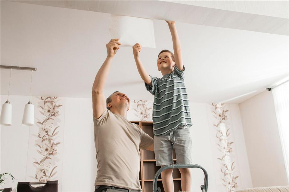 Mit Kindern heimwerken macht Freude - wenn man die passenden Projekte für die Kleinen wählt.Elena Medoks/Westend61/dpa-tmn