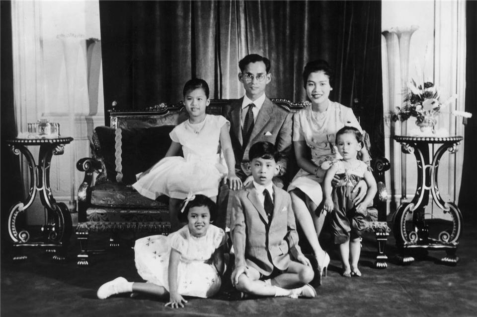 Königin der Herzen: Thailand trauert um Sirikit  Mit König Bhumibol hatte Sirikit vier Kinder. (Archivbild)Royal Household Bureau/dpa